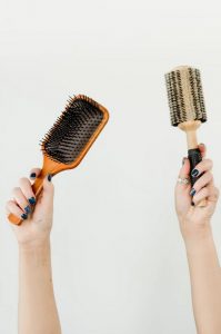 An easy way to clean greasy combs and hairbrushes – SKINVERSE
